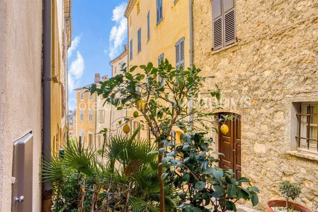 Castle 74m² in France, Châteauneuf. Priced at 590000€ rent photo-8