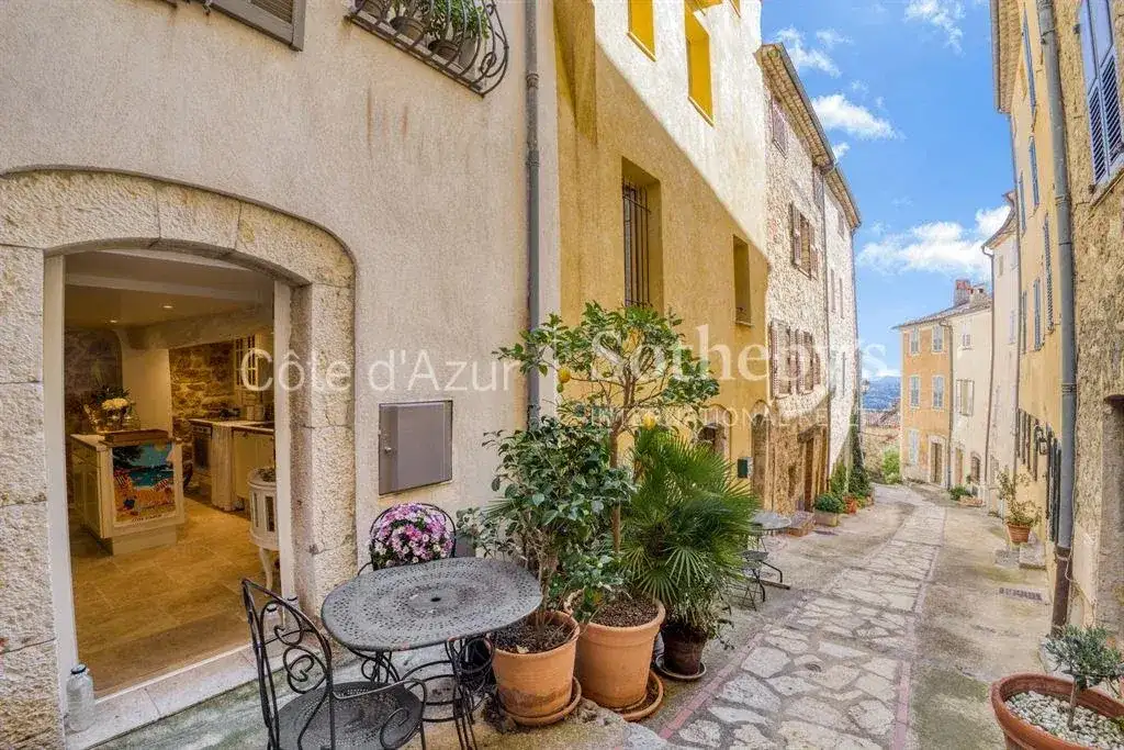 Castle 74m² in France, Châteauneuf. Priced at 590000€ rent photo-9