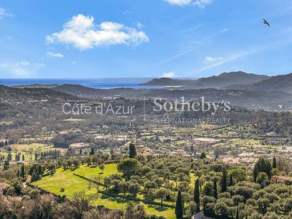 Castle 74m² in France, Châteauneuf. Priced at 590000€ rent photo-12