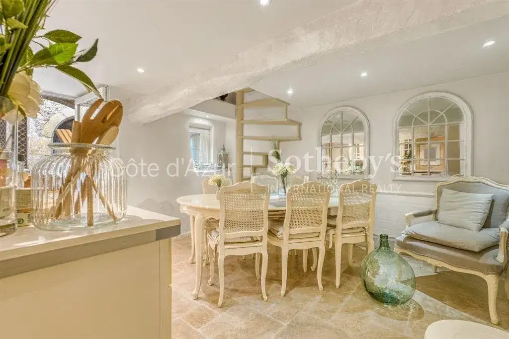 Castle 74m² in France, Châteauneuf. Priced at 590000€ rent photo-16