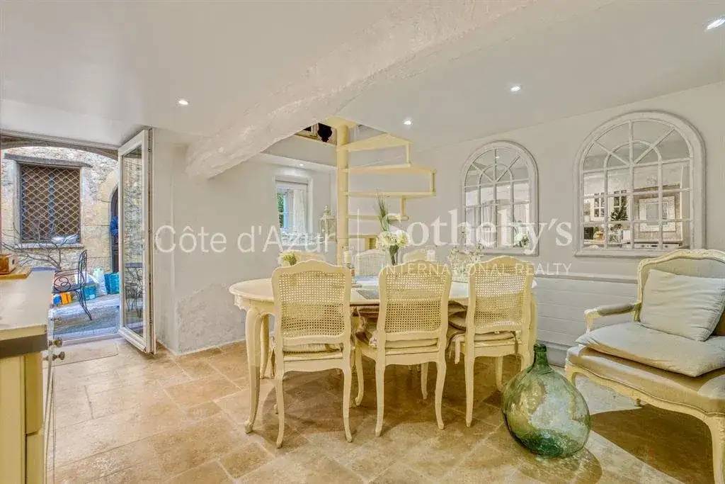 Castle 74m² in France, Châteauneuf. Priced at 590000€ rent photo-17