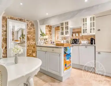 Buy in France for 590000€