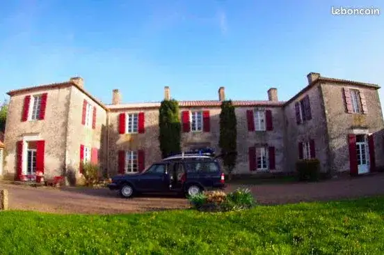 Castle 522m² in France, Le Bernard. Priced at 895000€ rent photo-8