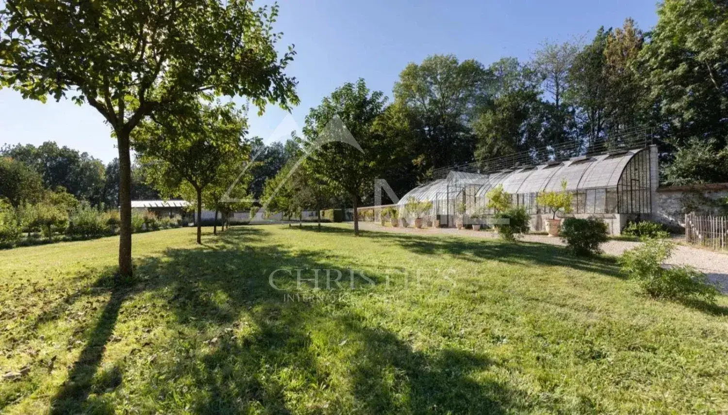 Castle 1150m² in France, Fontainebleau. Priced at 10600000€ rent photo-2