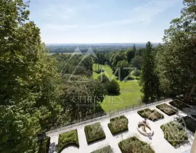 Buy in France for 10600000€