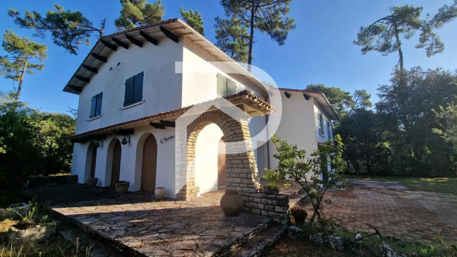 Castle 225m² in France, La-Tramblad. Priced at 997500€ rent photo-3