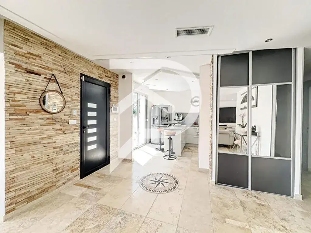 Castle 130m² in France, Villeneuve-lès-Avignon. Priced at 520000€ rent photo-13