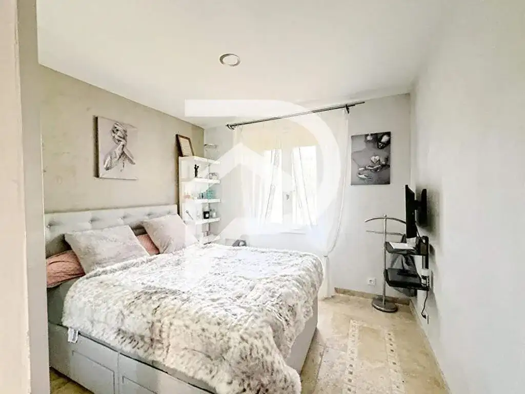 Castle 130m² in France, Villeneuve-lès-Avignon. Priced at 520000€ rent photo-14