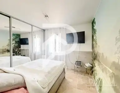 Buy in France for 520000€