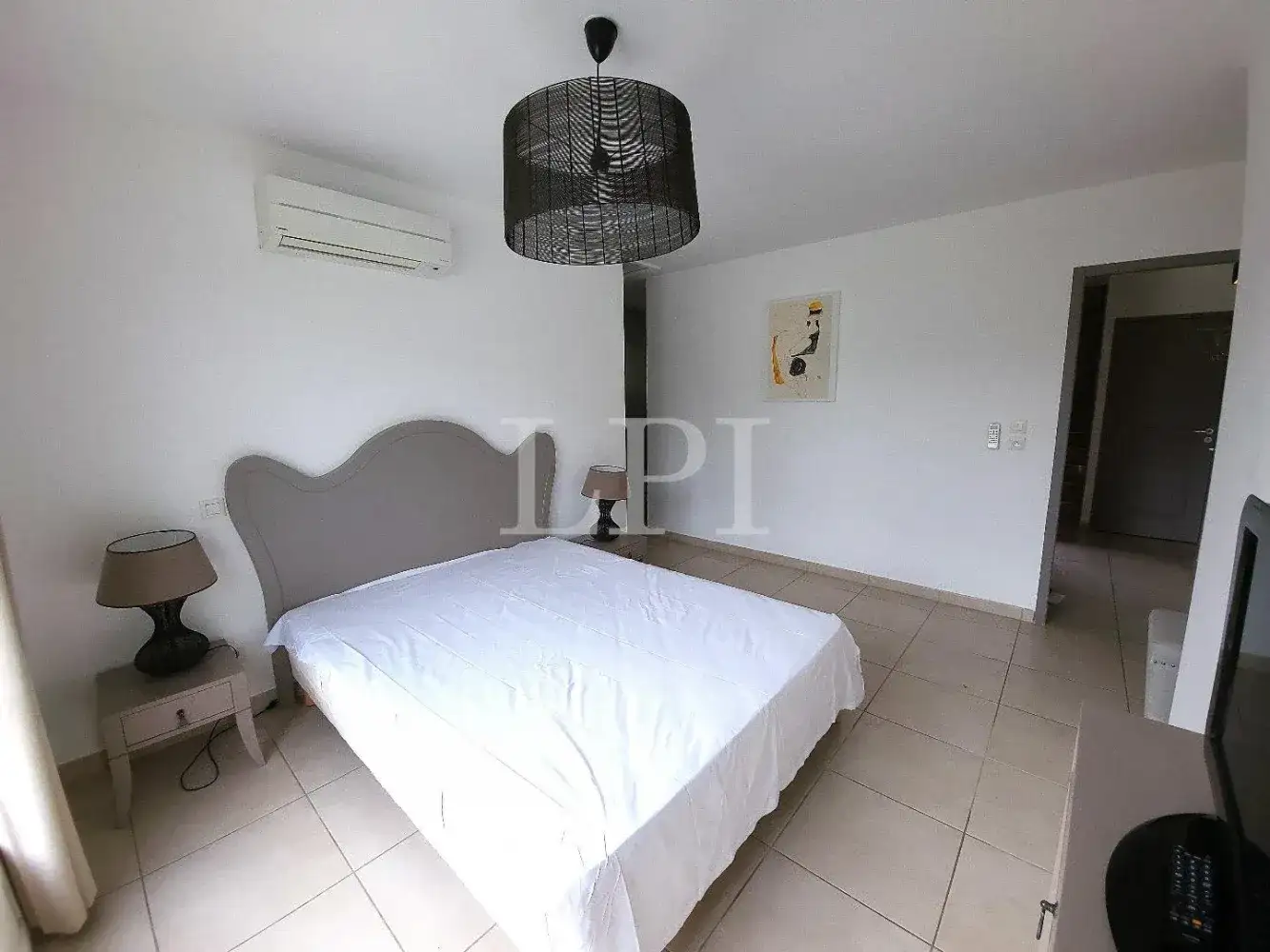 Castle 115m² in France, Saint-Saturnen-Les-Apt. Priced at 470000€ rent photo-2