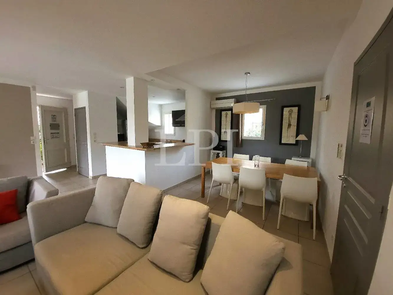 Castle 115m² in France, Saint-Saturnen-Les-Apt. Priced at 470000€ rent photo-9