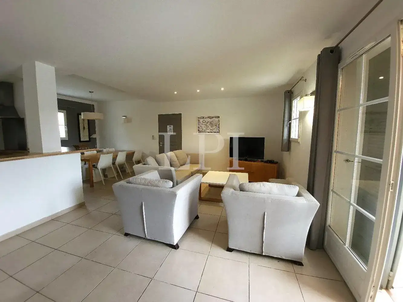 Castle 115m² in France, Saint-Saturnen-Les-Apt. Priced at 470000€ rent photo-11