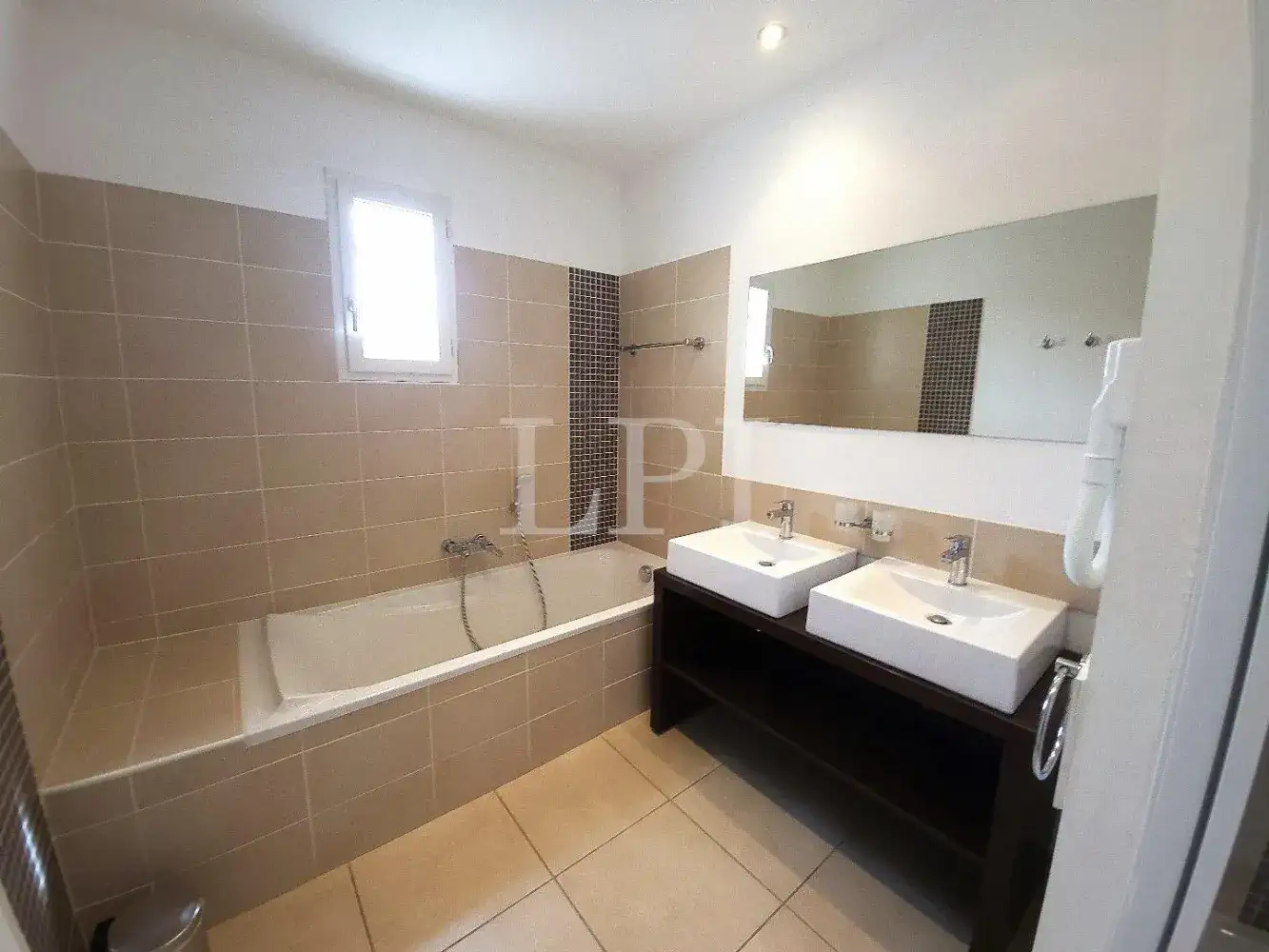 Castle 115m² in France, Saint-Saturnen-Les-Apt. Priced at 470000€ rent photo-18