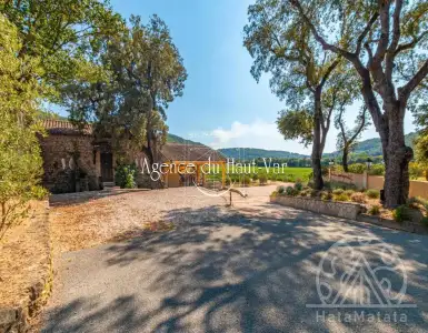Buy in France for 7950000€