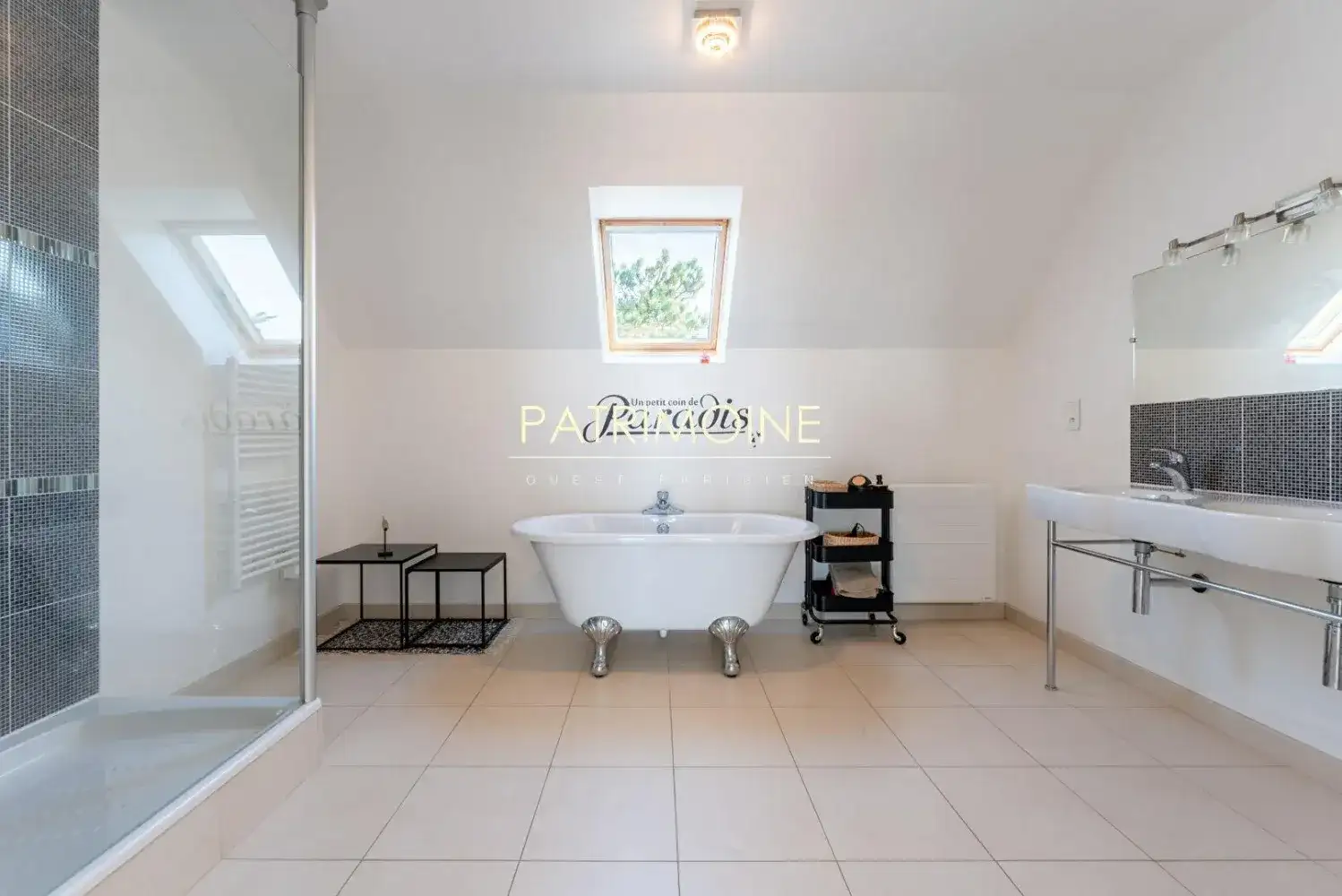 Castle 187m² in France, Saint-German-Sur-E. Priced at 665000€ rent photo-4
