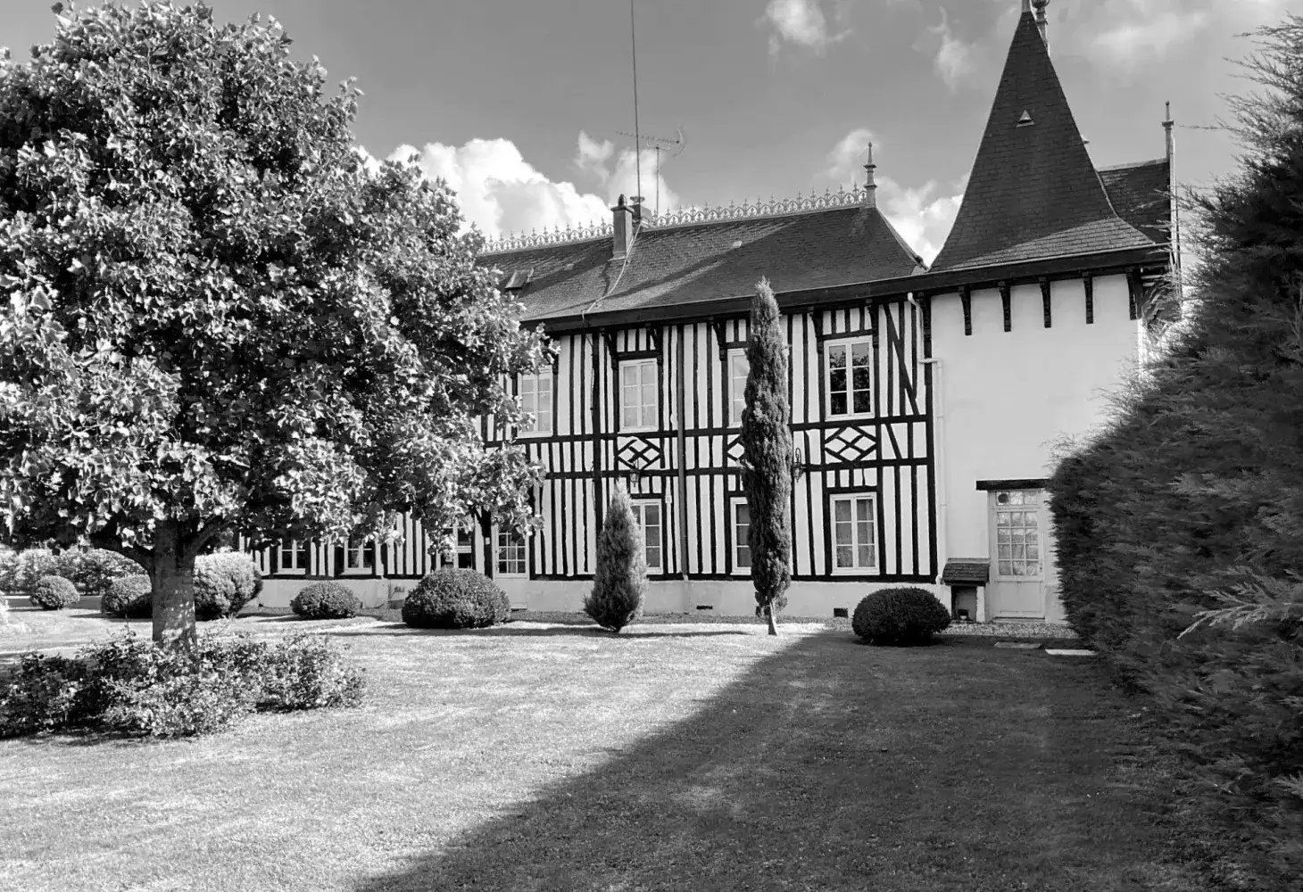 Castle 175m² in France, La Ae-du-Tay. Priced at 399000€ rent photo-1