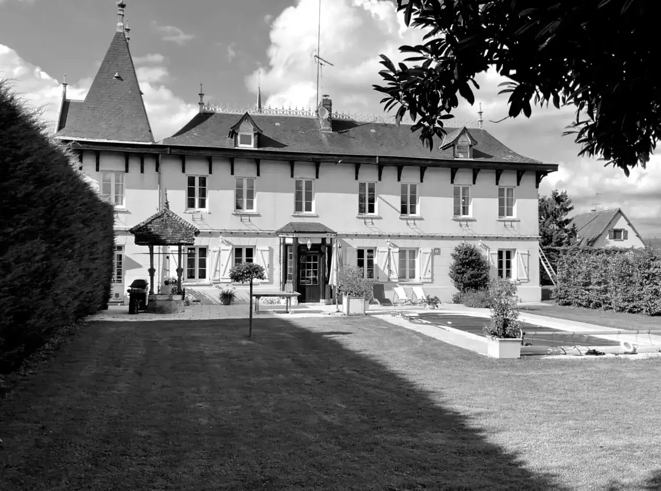 Castle 175m² in France, La Ae-du-Tay. Priced at 399000€ rent photo-3