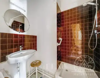 Buy in France for 670000€