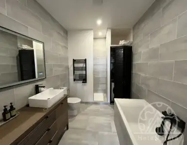 Buy in France for 246000€
