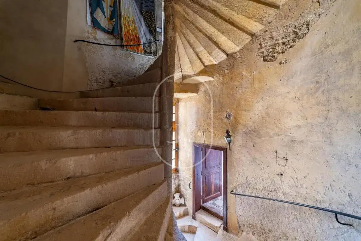Castle 550m² in France, Yuses. Priced at 795000€ rent photo-3
