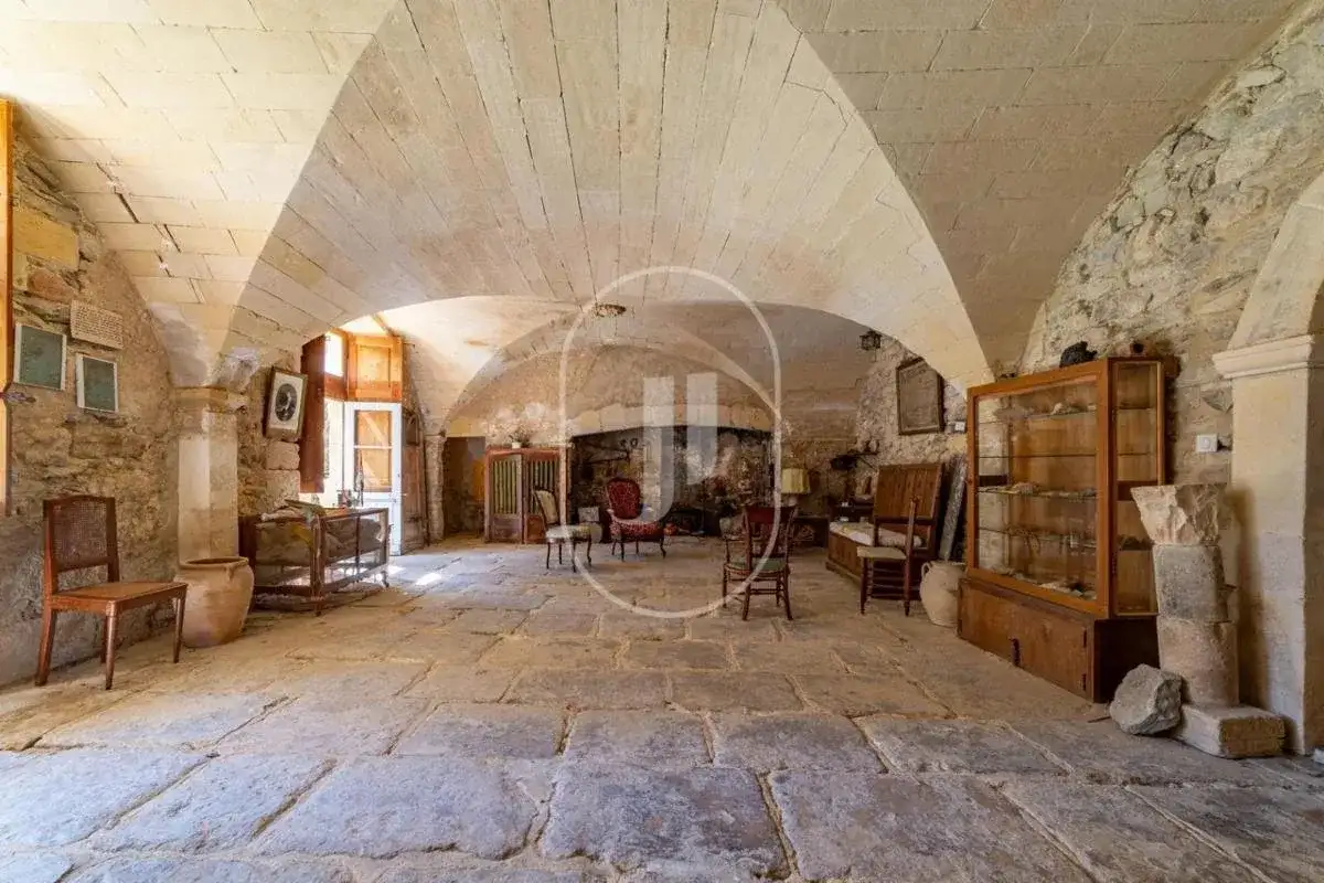 Castle 550m² in France, Yuses. Priced at 795000€ rent photo-8