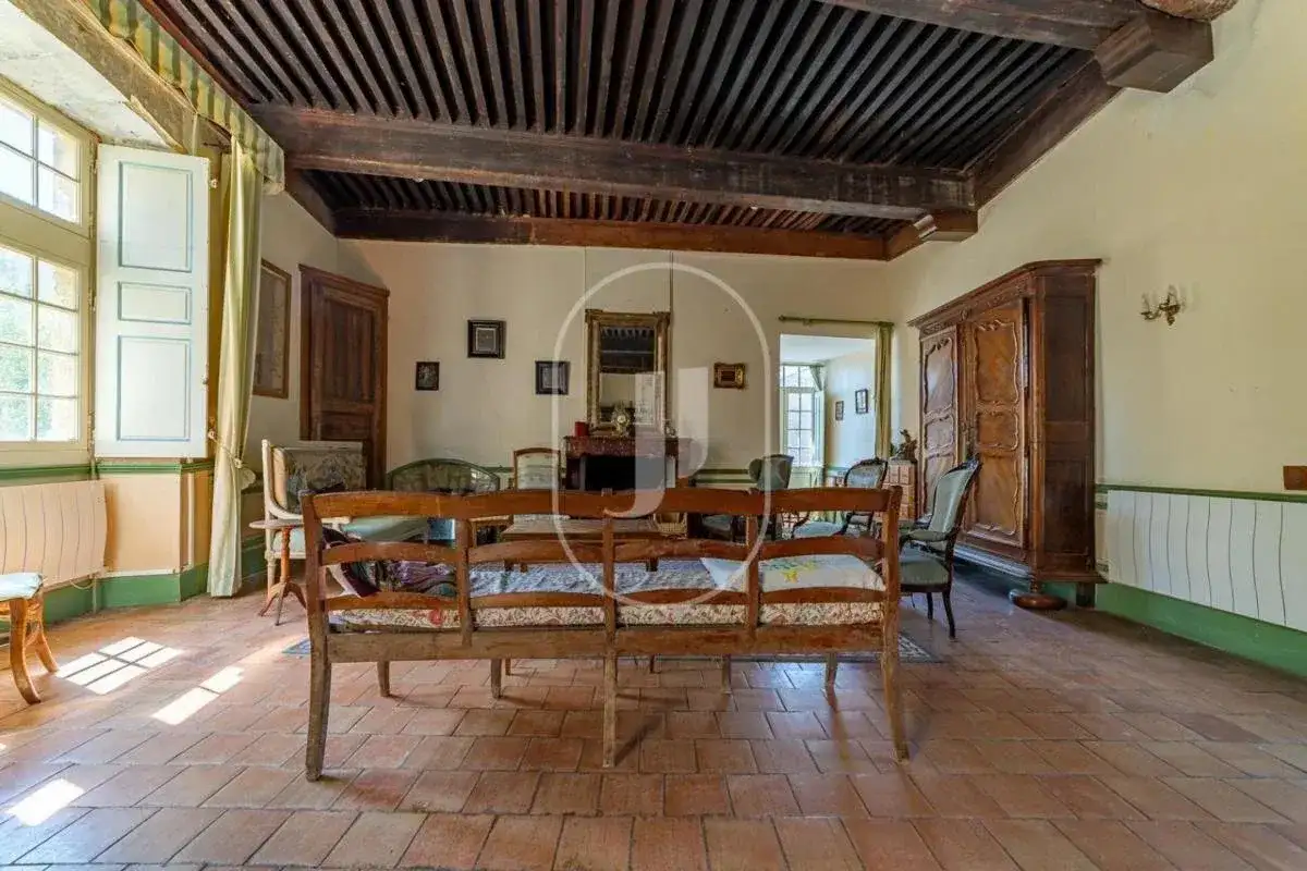 Castle 550m² in France, Yuses. Priced at 795000€ rent photo-12