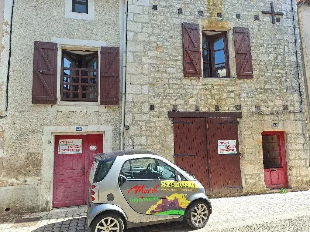 Castle 136m² in France, La Rochefoucauld-en-Angoumois. Priced at 99990€ rent photo-5