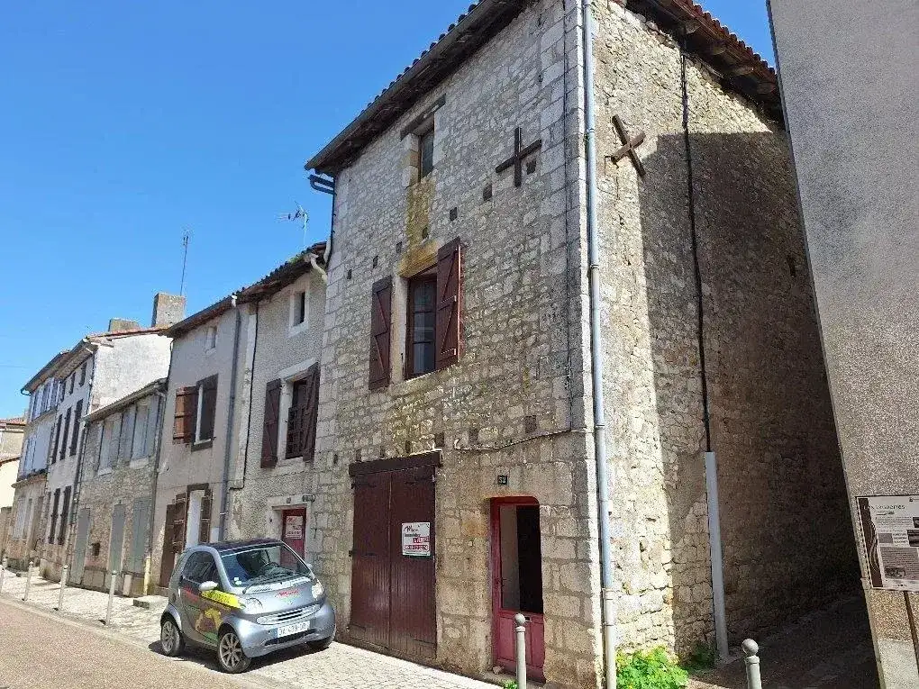 Castle 136m² in France, La Rochefoucauld-en-Angoumois. Priced at 99990€ rent photo-8