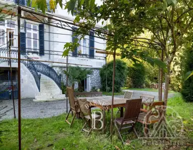 Buy in France for 690000€