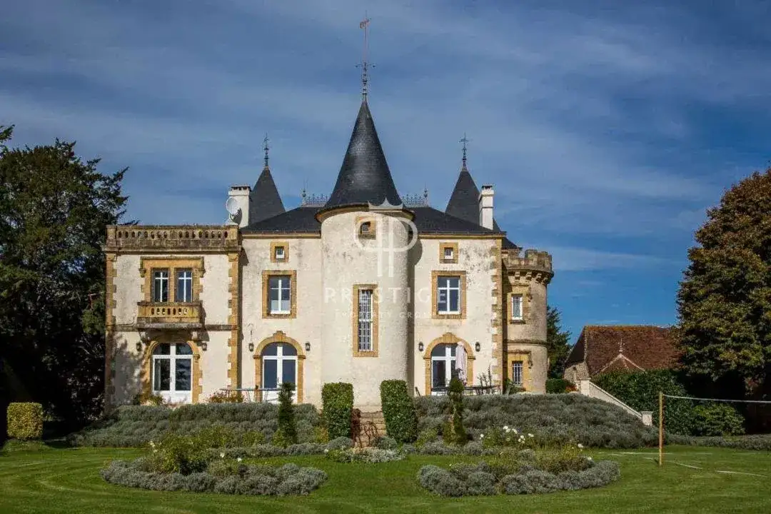 Castle 440m² in France, Exidoy. Priced at 1290000€ rent photo-11