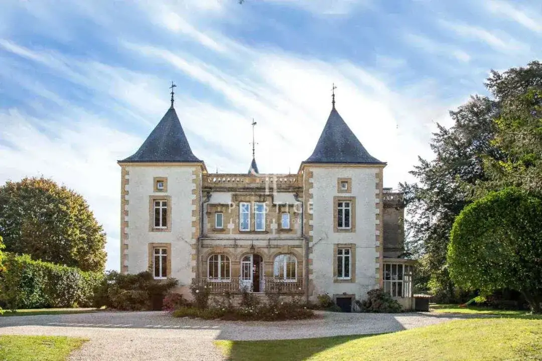 Castle 440m² in France, Exidoy. Priced at 1290000€ rent photo-14