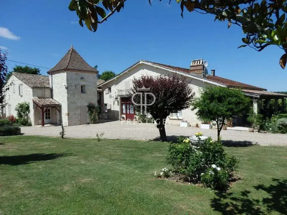 Castle 495m² in France, Dür. Priced at 825000€ rent photo-3