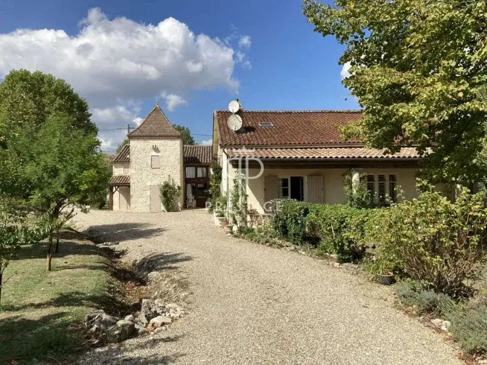 Castle 495m² in France, Dür. Priced at 825000€ rent photo-4