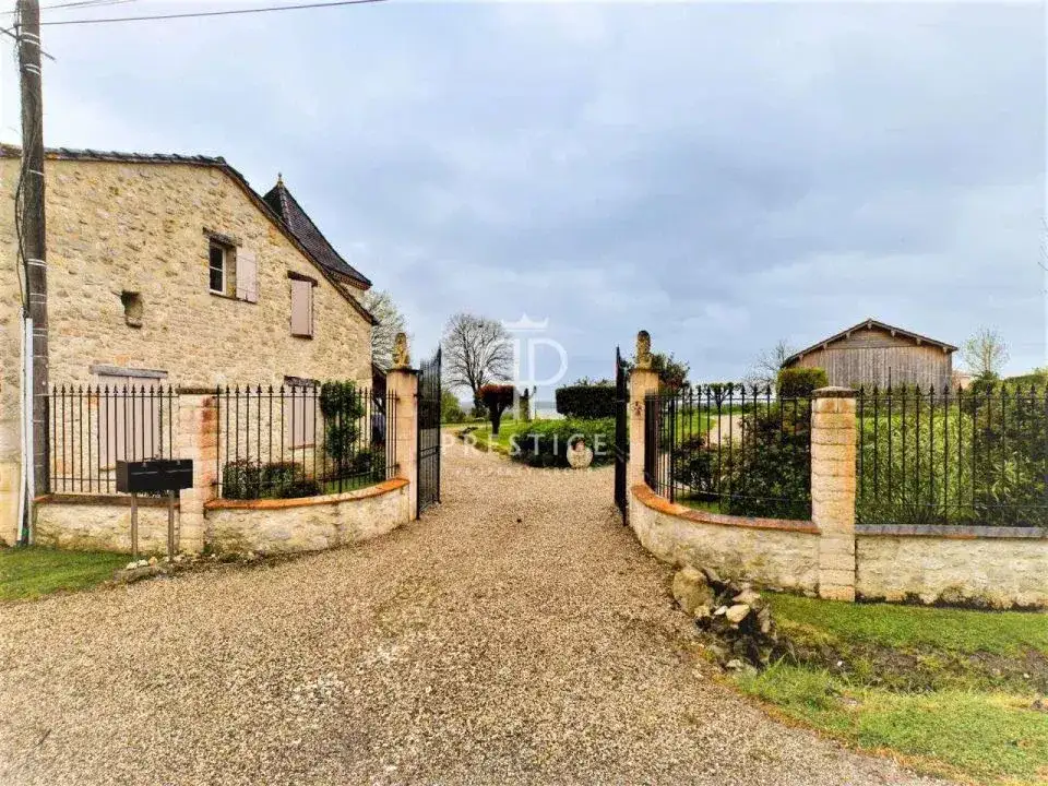 Castle 495m² in France, Dür. Priced at 825000€ rent photo-11