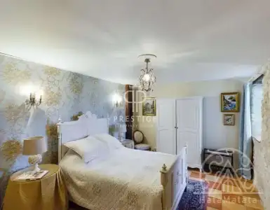 Buy in France for 825000€