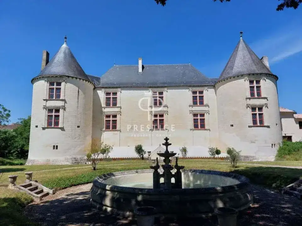 Castle 750m² in France, Poitiers. Priced at 1785000€ rent photo-3
