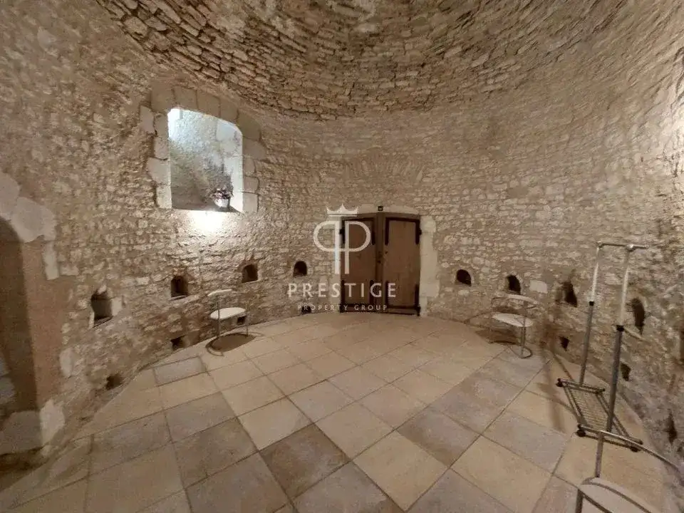 Castle 750m² in France, Poitiers. Priced at 1785000€ rent photo-4