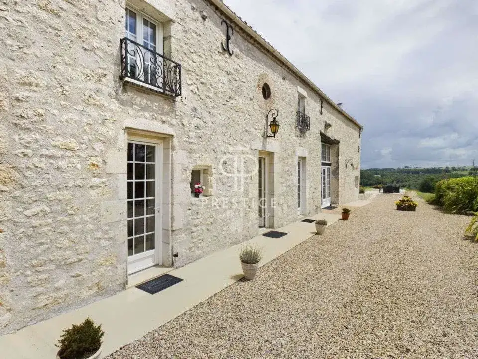 Castle 365m² in France, St. Fua La Grande. Priced at 1150000€ rent photo-13