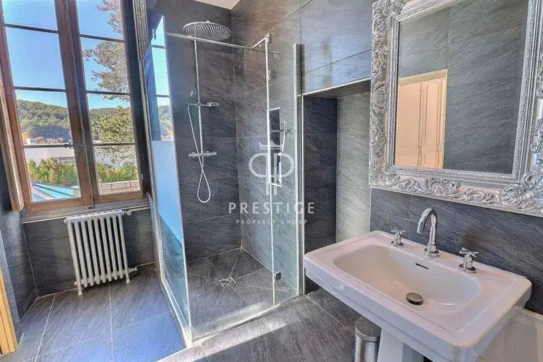 Castle 180m² in France, Draginian. Priced at 859000€ rent photo-2