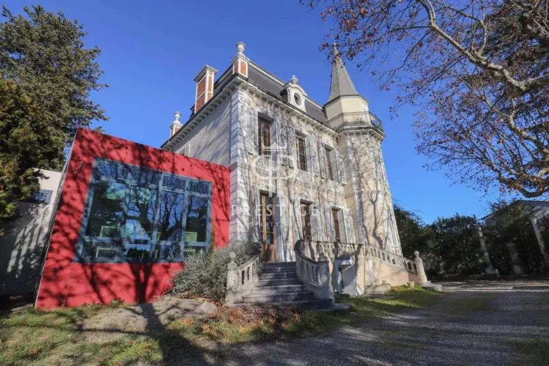 Castle 180m² in France, Draginian. Priced at 859000€ rent photo-7