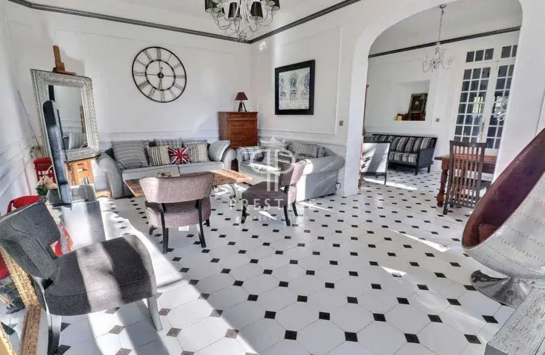 Castle 180m² in France, Draginian. Priced at 859000€ rent photo-9