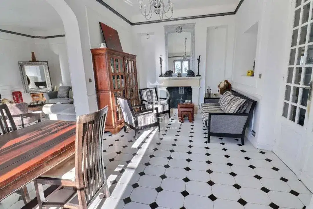 Castle 180m² in France, Draginian. Priced at 859000€ rent photo-10