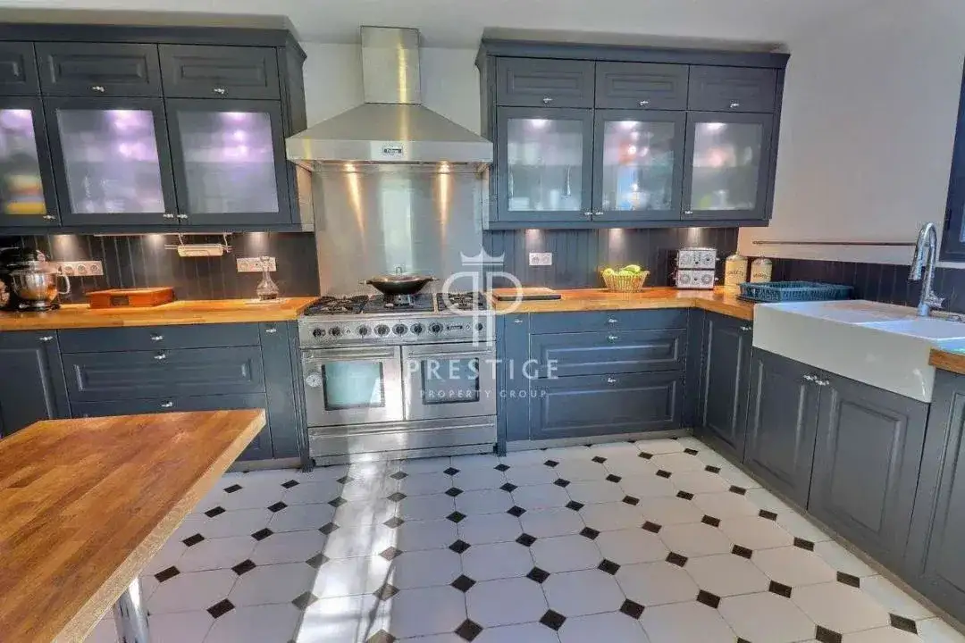 Castle 180m² in France, Draginian. Priced at 859000€ rent photo-13