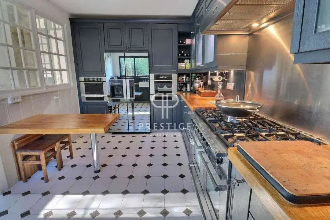 Castle 180m² in France, Draginian. Priced at 859000€ rent photo-14