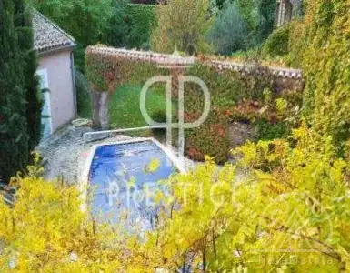 Buy in France for 1740000€