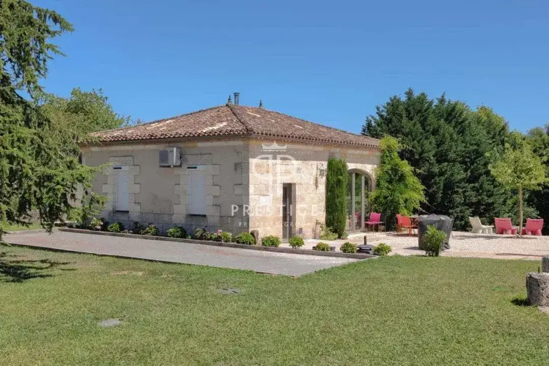 Castle 340m² in France, St. Emilion. Priced at 1499000€ rent photo-12