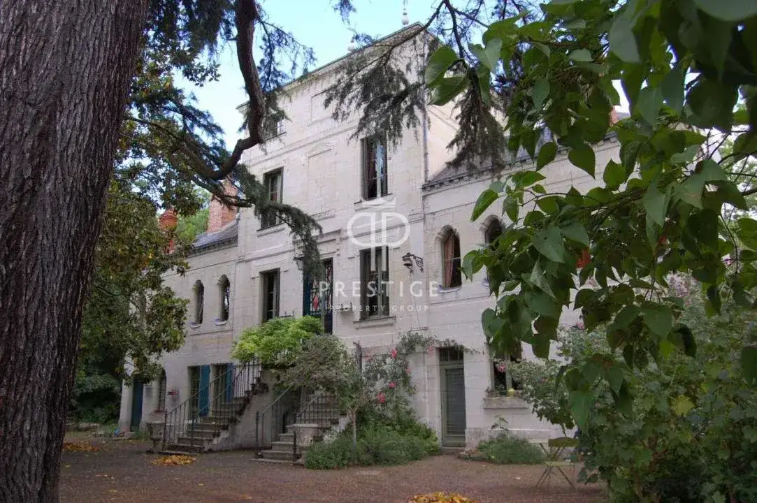 Castle 460m² in France, Soumur. Priced at 1050000€ rent photo-3