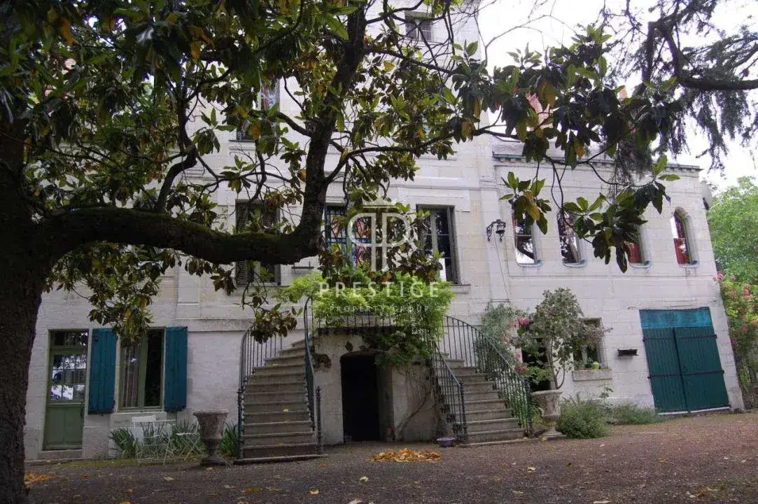 Castle 460m² in France, Soumur. Priced at 1050000€ rent photo-4