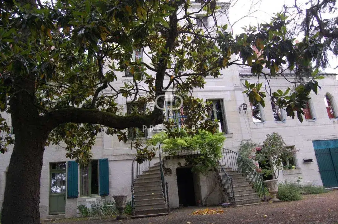 Castle 460m² in France, Soumur. Priced at 1050000€ rent photo-5