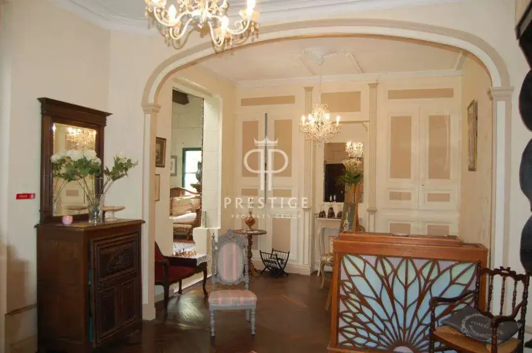Castle 460m² in France, Soumur. Priced at 1050000€ rent photo-12